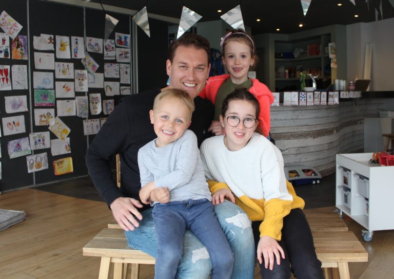 "Elke dag komen de kinderen terug met verhalen over activiteiten die ze hebben ondernomen met de groep, het is een fijn gevoel dat zij op een speelse wijze nieuwe dingen leren en ontdekken op een plek waar mijn kinderen zich veilig en vertrouwd voelen.” Milan, vader van Faye, Kyra & Felix